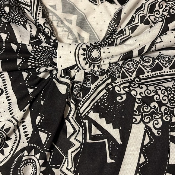 Black and White Patterned Women's Top. Sz 1x - Picture 5 of 7
